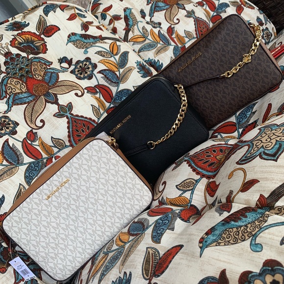 Michael Kors Handbags - New MK large Jet Set Crossbody 🍁